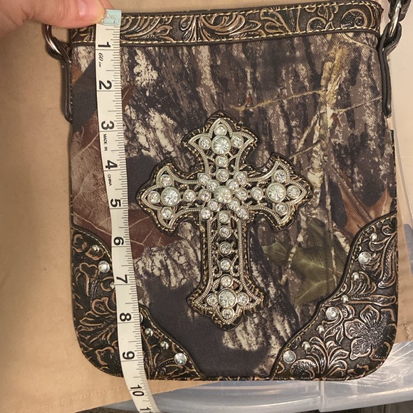 Camouflage crystal cross & studs crossbody nwot 9.5" x 8.75" long strap adj too - Picture 4 of 16